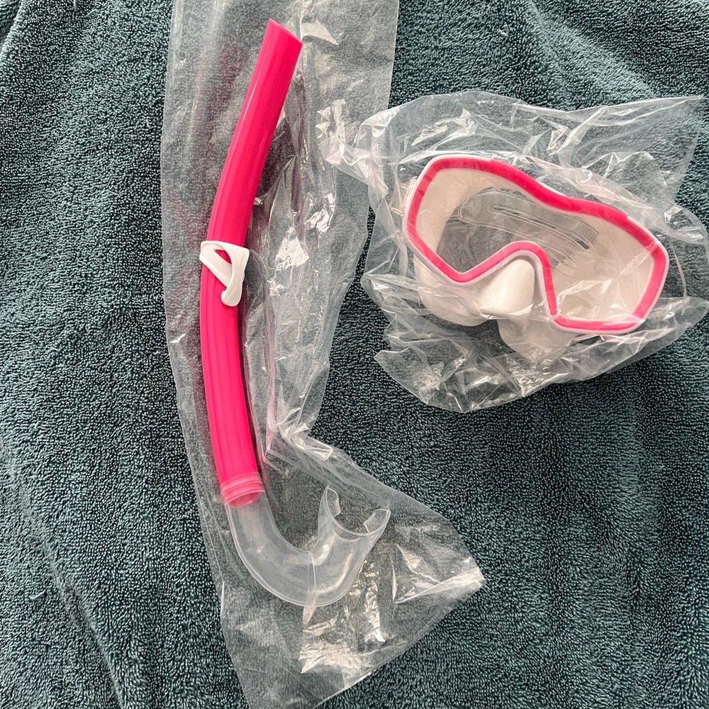 AQUA LUNG SWIM MASK AND SNORKEL- NEW- PINK AND WHITE- CHILD